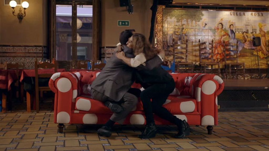 La artista se sienta en el chester