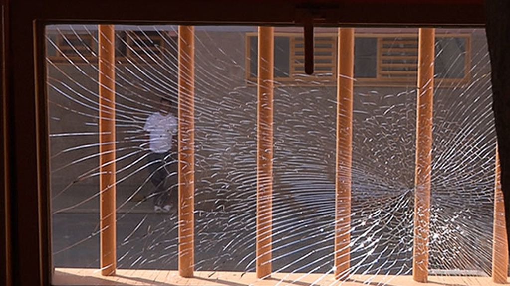 Cristal roto con un preso de fondo