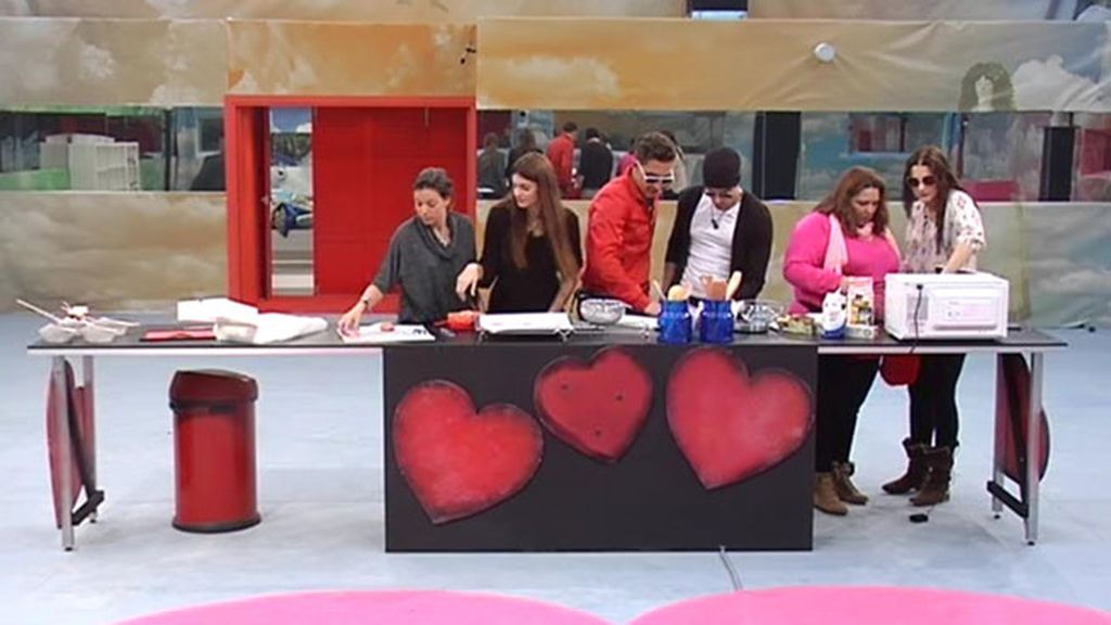 Tres parejas preparan las galletas