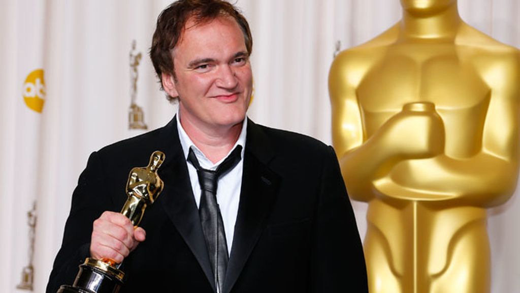 Tarantino con su Oscar por el Mejor Guión Original