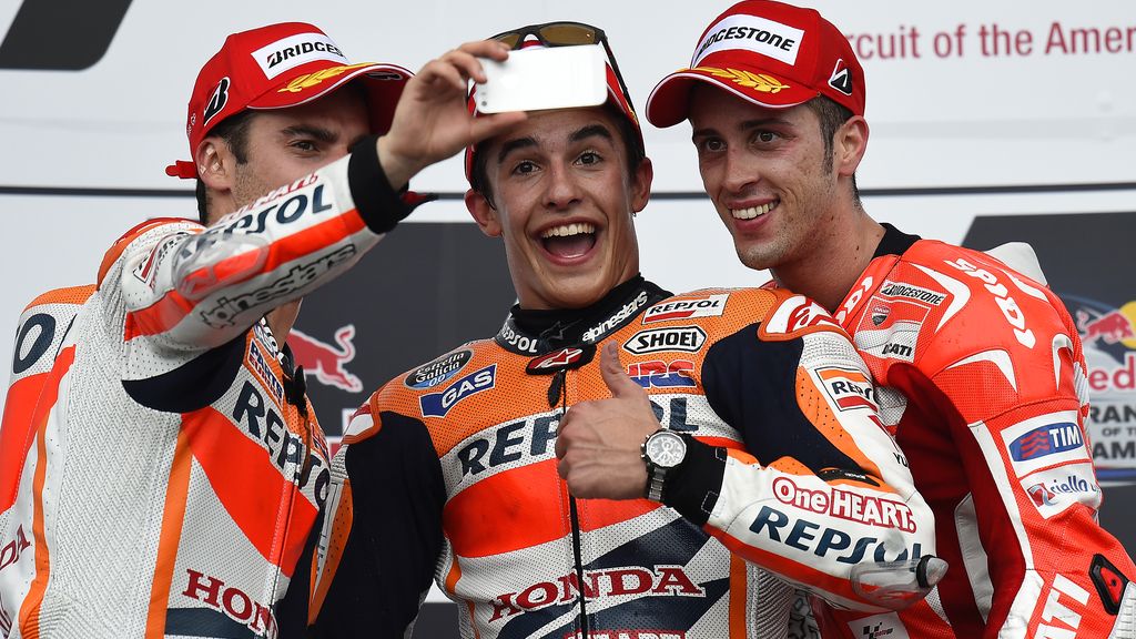 El actual campeón celebra el triunfo con Pedrosa y Dovizioso