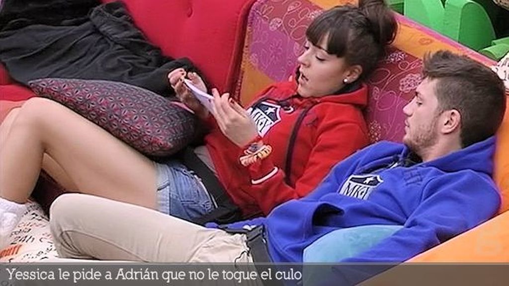 Yessica le pide a Adrián que no le toque el culo