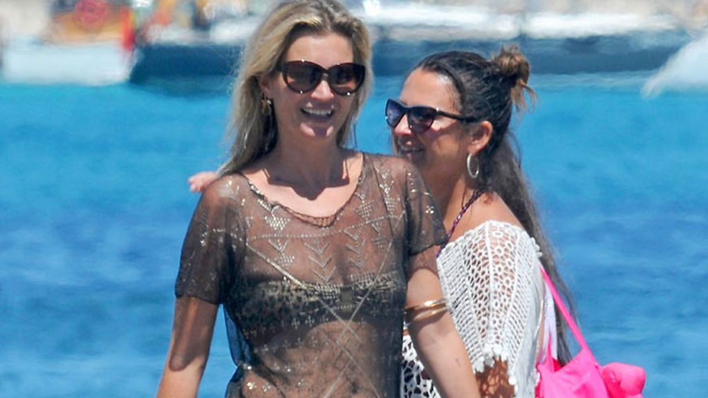 Kate Moss disfruta de sus vacaciones con su marido y con su hija