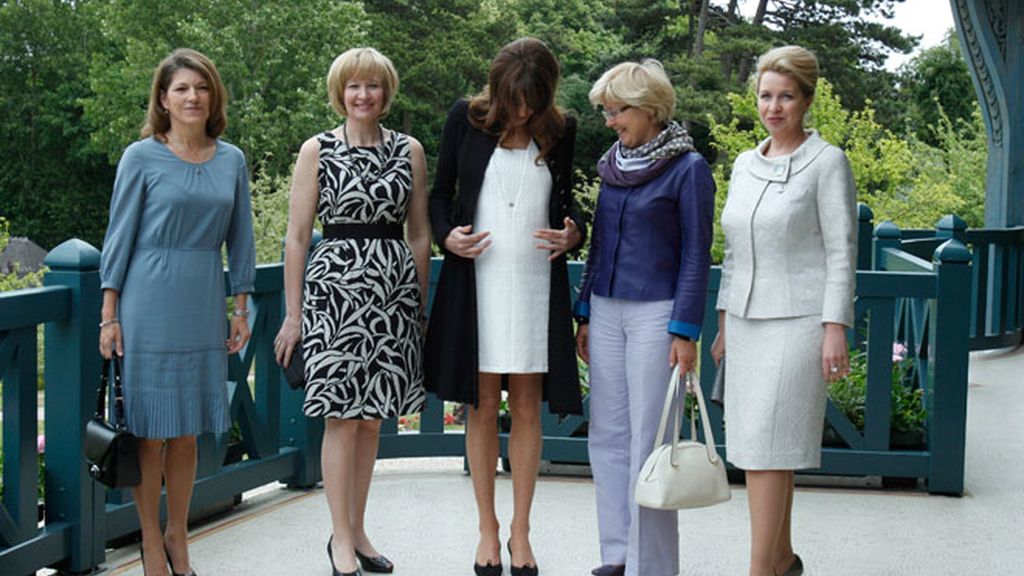 Primer look premamá de Carla Bruni