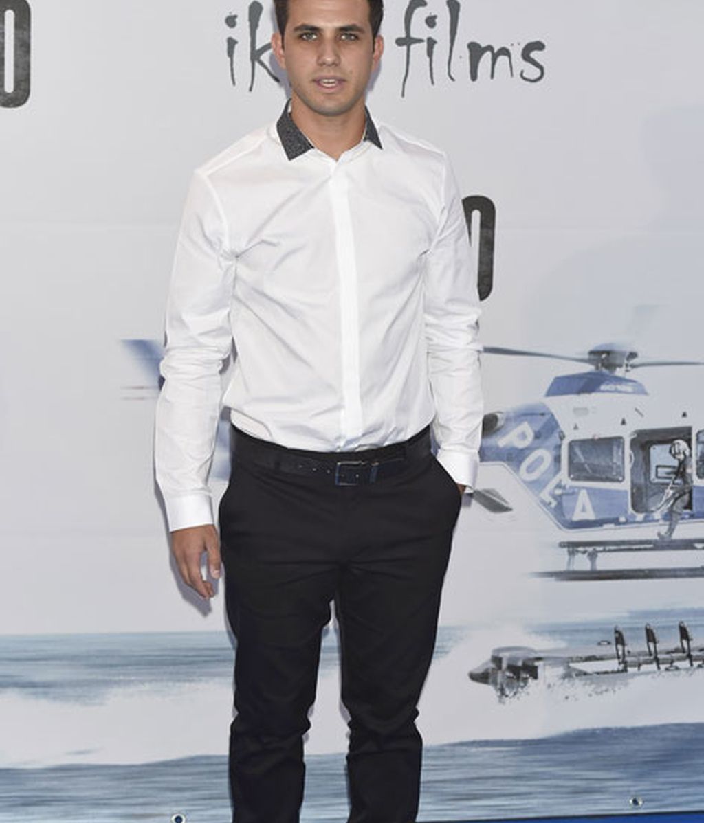 Samy Khalil, muy elegante con una camisa blanca y pantalones negros