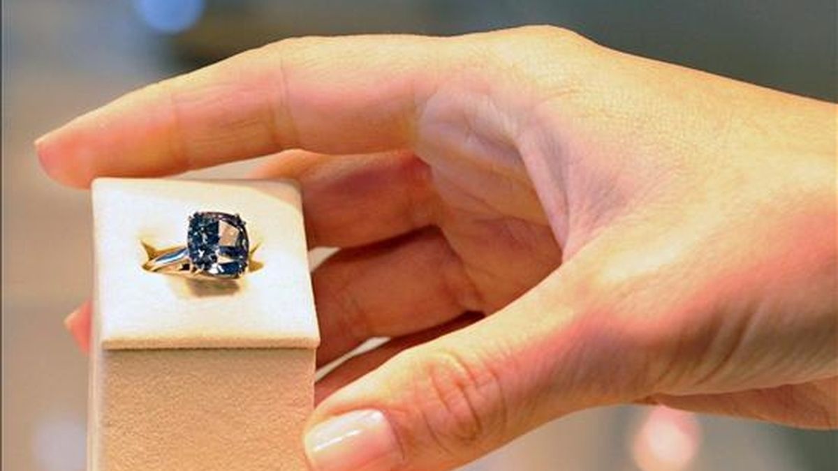 Entre las piezas más destacadas también se encontraba un diamante de 13,98 quilates engarzado en un anillo, que se vendió en 482.500 dólares. EFE/Archivo