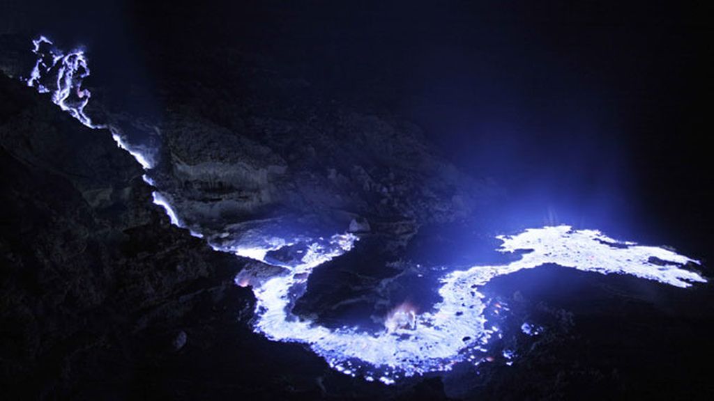 Un increíble río de lava azul en Indonesia