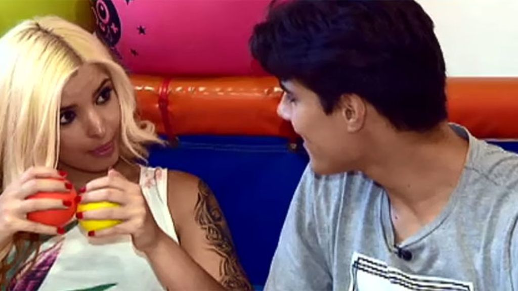 Julen besa a su tronista Laura