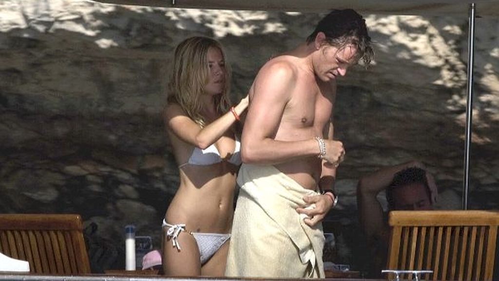 Sienna Miller echa extiende loción por la espalda de su hombre