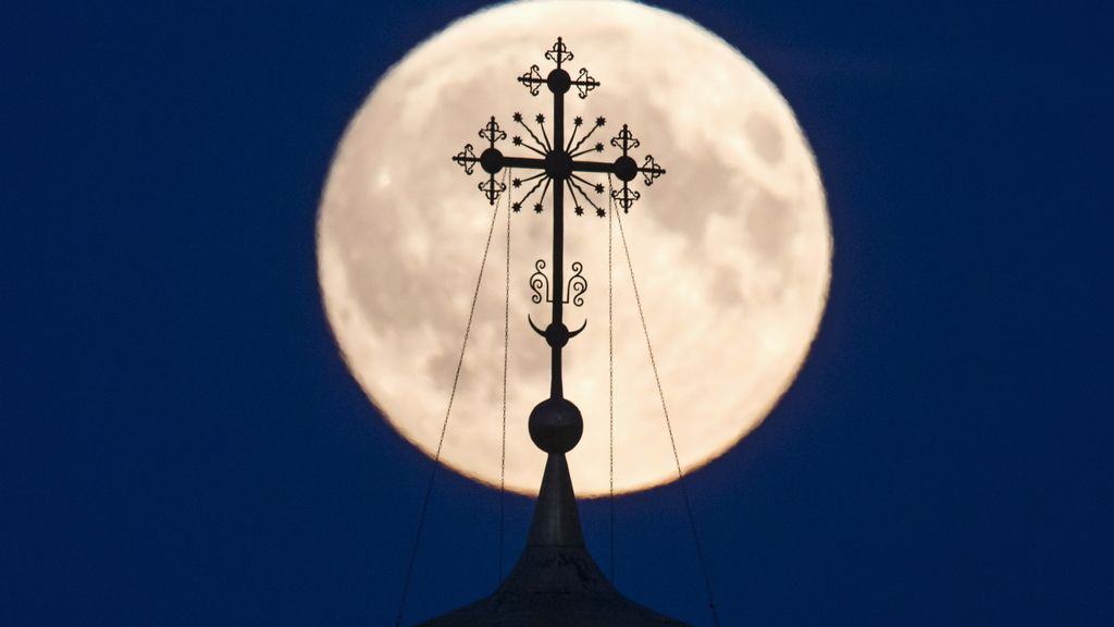 La sombra de la cruz de un monasterio local se proyecta en la ‘superluna’ en Ryazan, Rusia