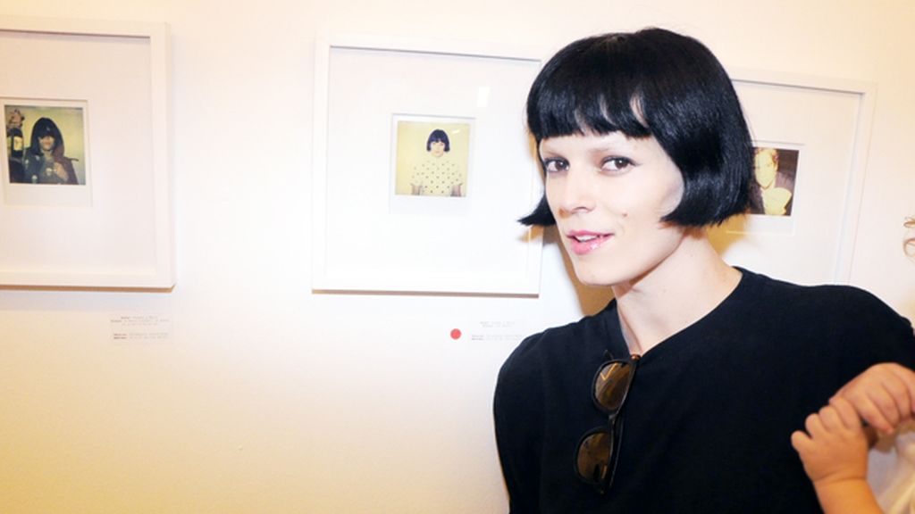 Bimba Bosé acudió en familia a la exposición