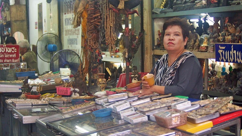 Vendedora de antigüedades junto al Grand Palace