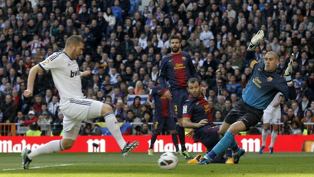 Benzema supera a Valdés y consigue el primer gol
