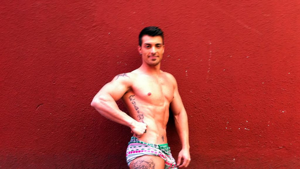 Músculos y tatuajes 'visten' su piel de arriba abajo