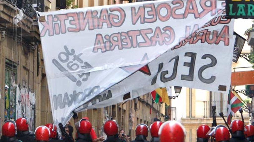 Agentes vigilando a los jóvenes radicales