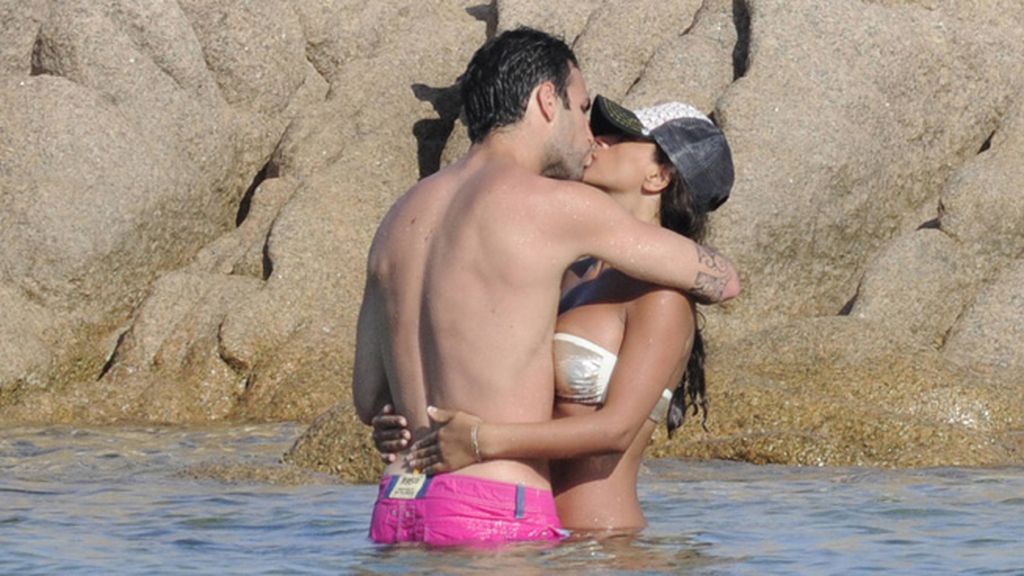Cesc y Daniella, playa y compras en Cerdeña