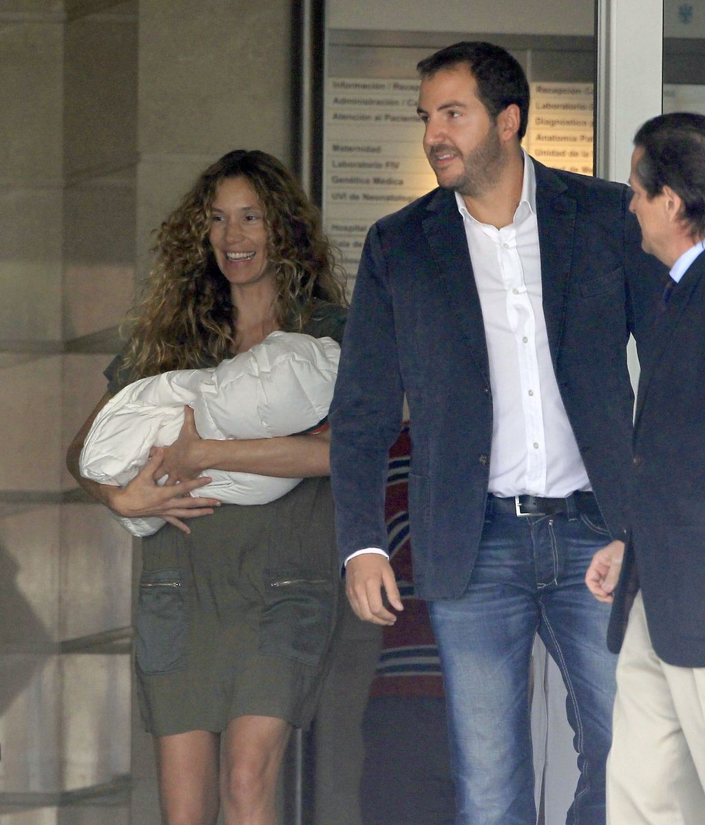 Blanca Cuesta y Borja Thyssen abandonan el hospital con su hijo Enzo