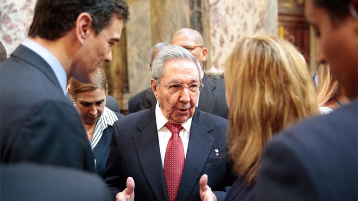 Pedro Sánchez con Trinidad Jiménez y Raúl Castro