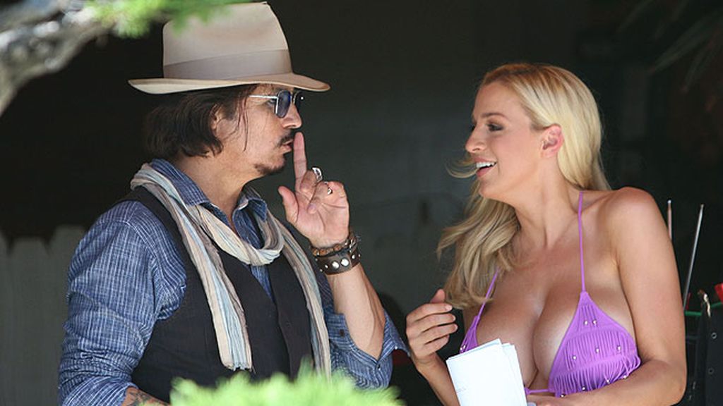 Vanessa veranea con sus hijos mientras Johnny rueda ‘Who Killed Johnny’