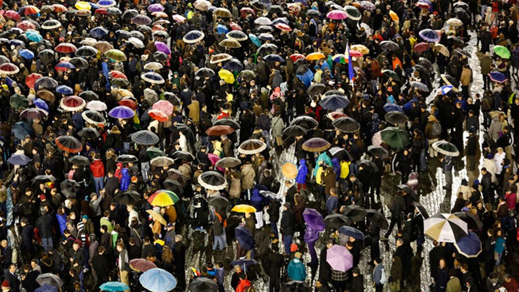 A la espera de la fumata en la plaza de San Pedro