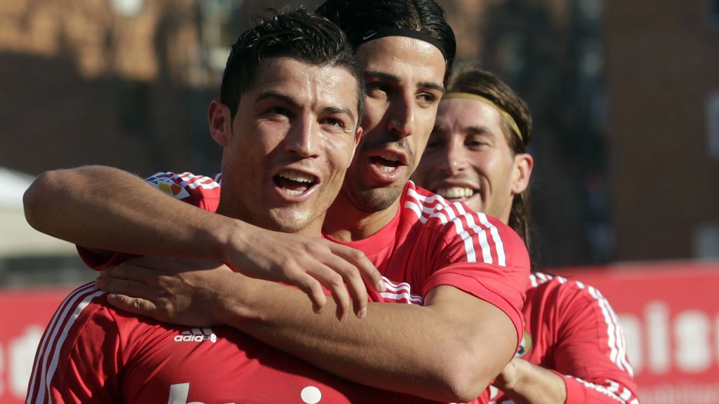 El delantero del Real Madrid, Cristiano Ronaldo, celebra el único tanto del encuentro que ha dado la victoria a su equipo