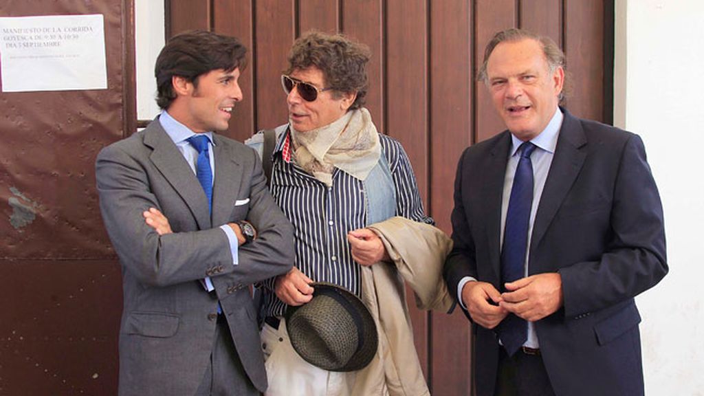 Fran Rivera lleva a su novia a Ronda y Cayetana intima con Eva González