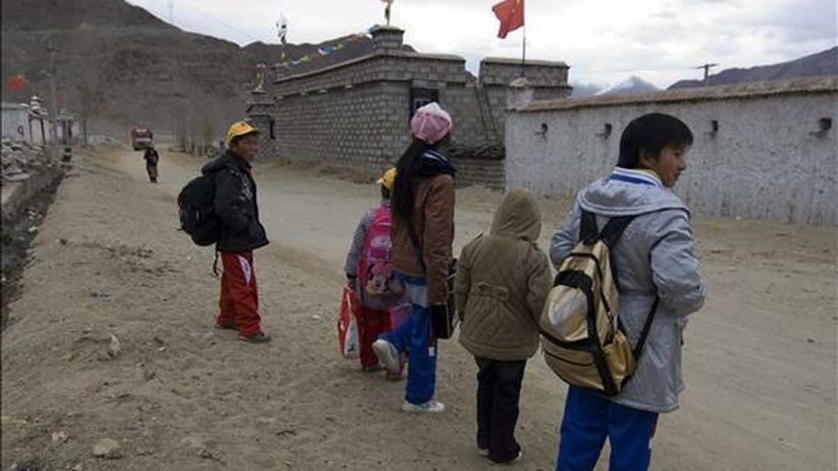 Escolares tibetanos esperan el autobús para ir al colegio en la zona rural de Najin, en las inmediaciones de Lhasa, Tibet (China). EFE/Archivo
