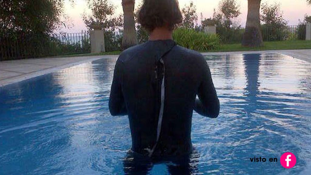 Se enfunda el neopreno para entrenar en el agua
