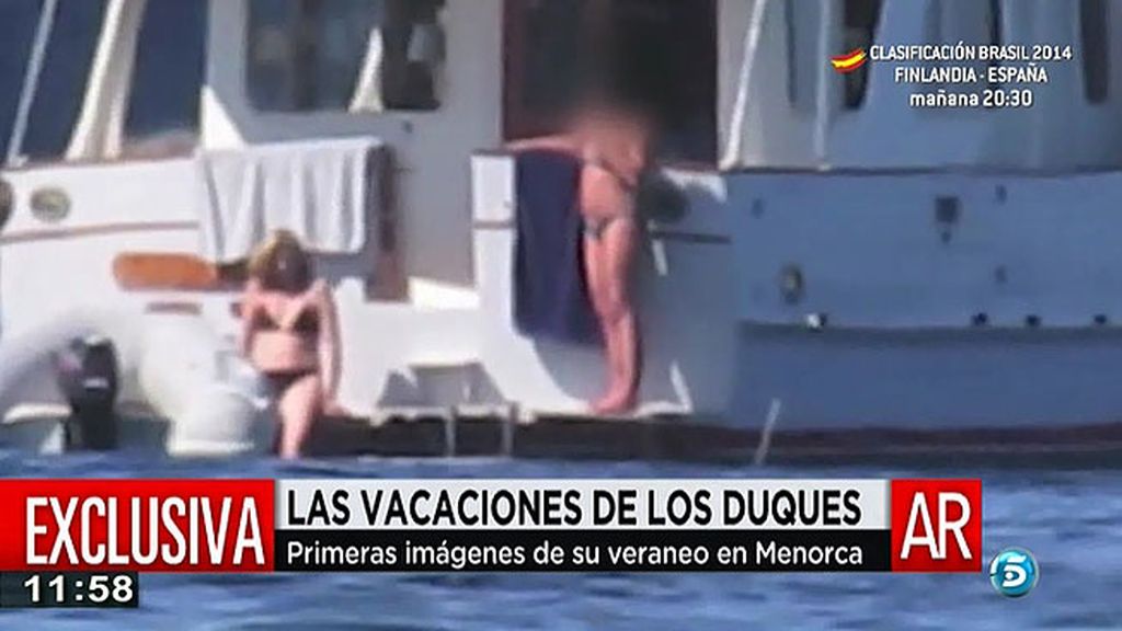 Las vacaciones de los Duques de Palma a bordo del barco de unos amigos en Menorca