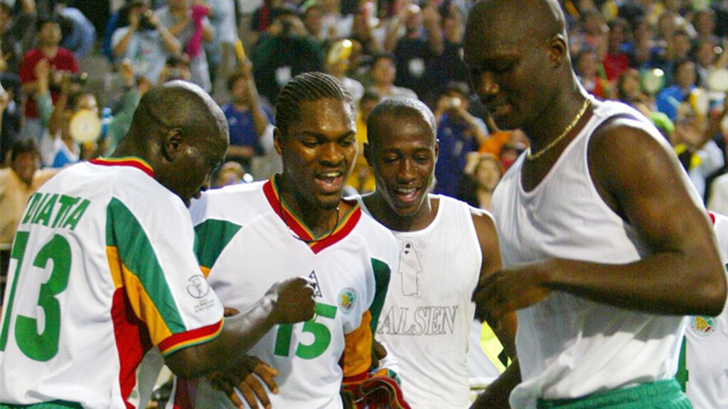 El baile de Papa Bouba Diop alrededor de su camiseta