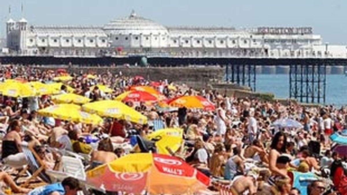 La playa de Brighton el domingo, el día más caluroso del año en Reino Unido. Foto: Daily Mail