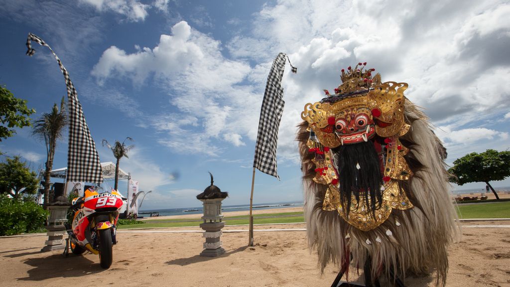 Márquez y Pedrosa presentan su nueva moto para 2015