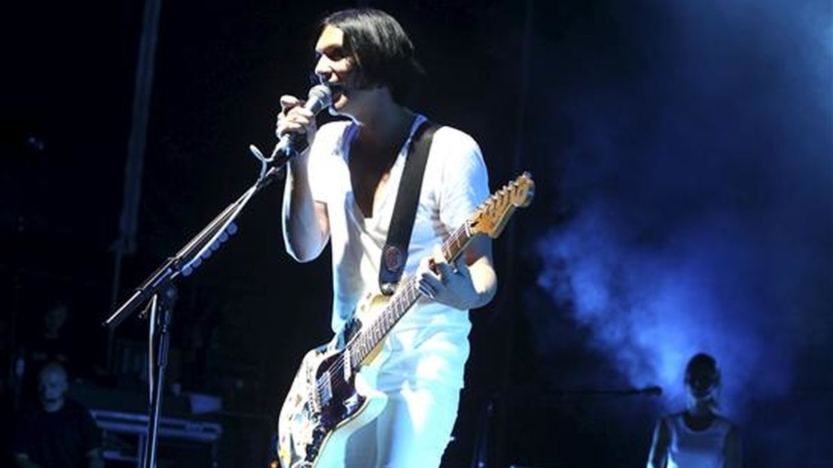 El cantante y guitarrista del grupo de rock alternativo londinense "Placebo", Brian Molko, durante el concierto ofrecido esta noche en el teatro de la Axerquía, dentro de la programación del Festival de la Guitarra de Córdoba. EFE/Rafa Alcaide.