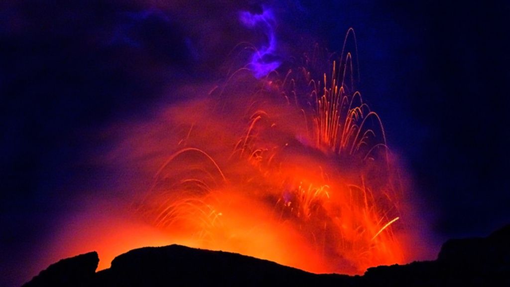 La erupción de un volcán en su esplendor