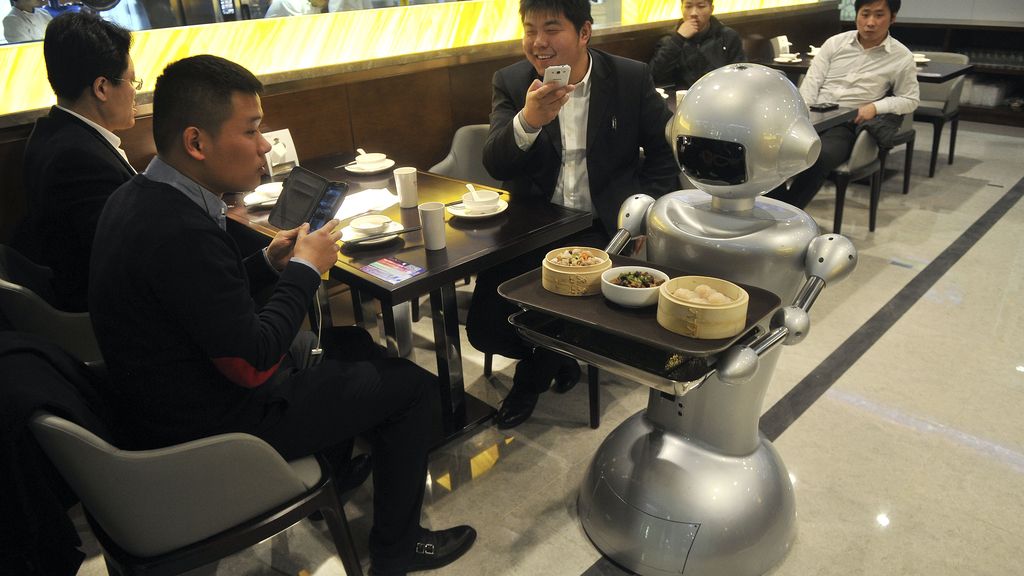 Robot atendiendo unas mesas