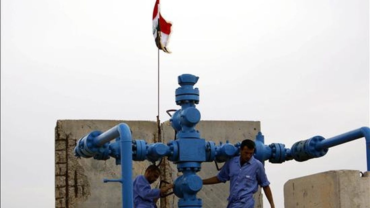 Trabajadores petroleros iraquíes realizan obras de mantenimiento en una válvula de oleoducto del pozo petrolero de al-Fakka, en la frontera entre Irán e Iraq afuera de la ciudad de Bsara, ciudad al sur de Bagdad (Iraq). EFE/Archivo