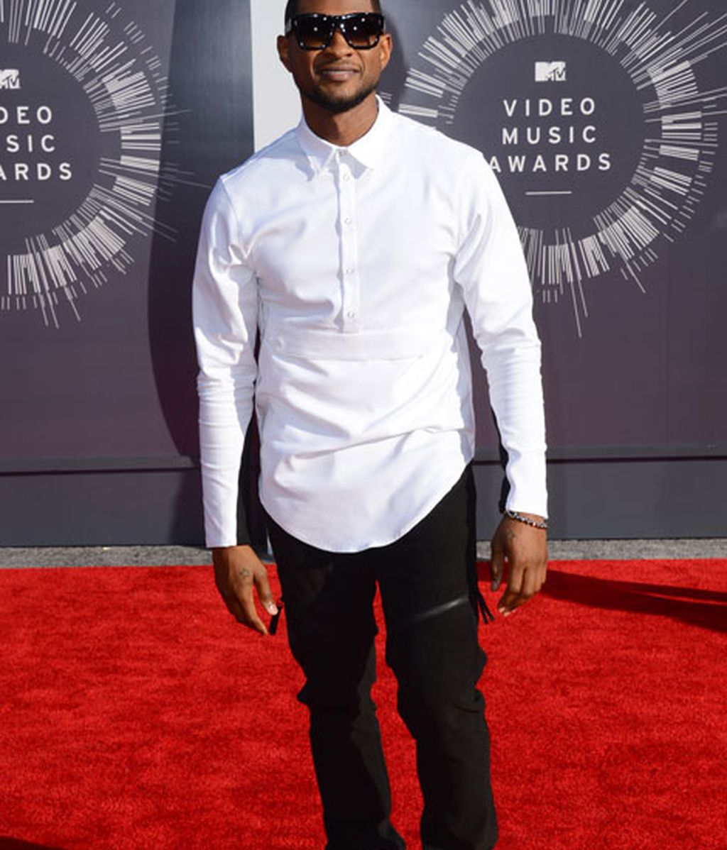 Usher con 'look' en blanco y negro