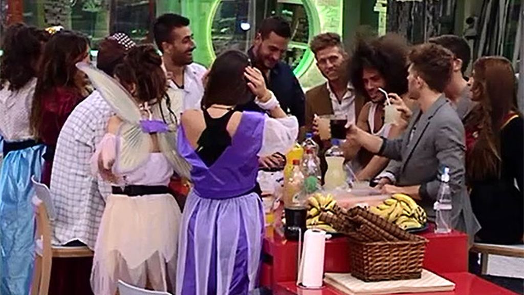 Los concursantes celebraron el cumpleaños de Saray