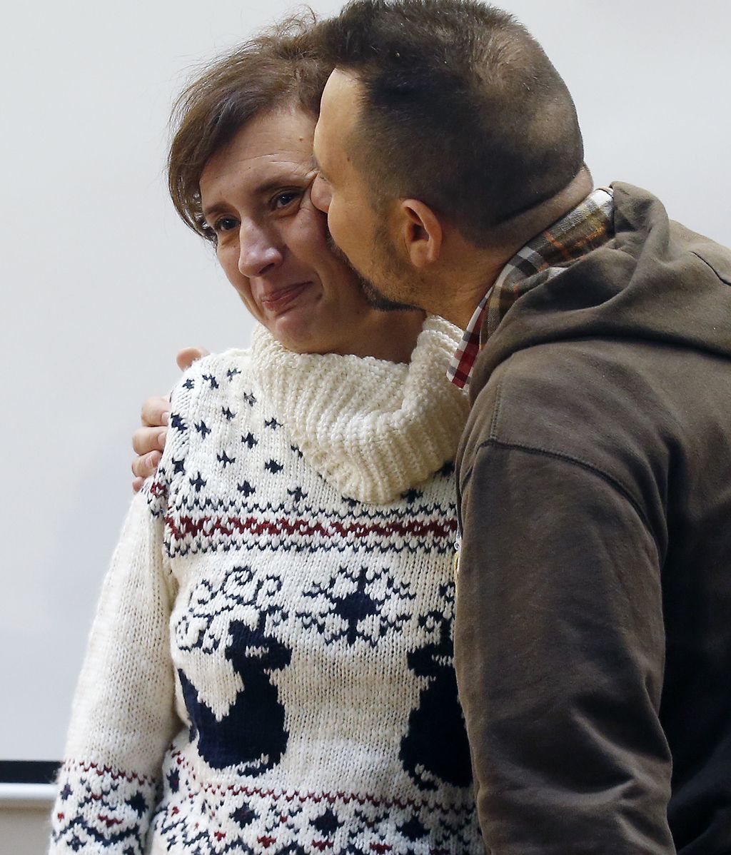 Teresa Romero recibe un beso de su marido, Javier Limón, antes de su comparecencia