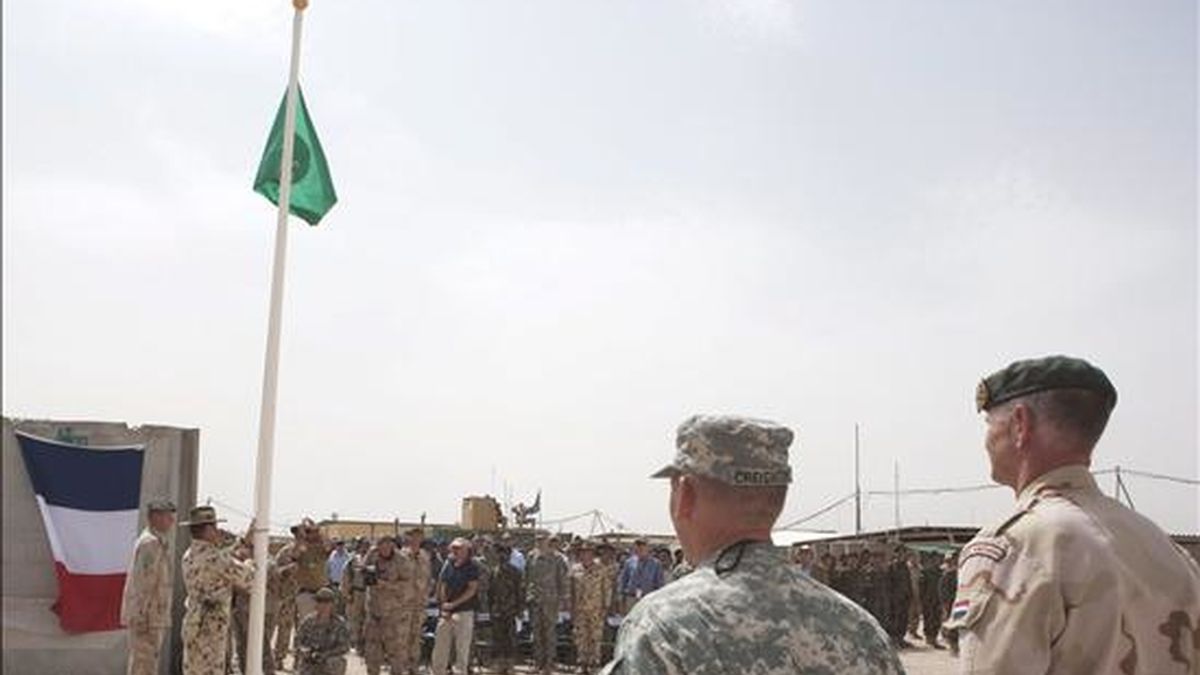 El general holandés Kees van de Heuvel (d) y el coronel estadounidense James Creigthon (2-d), durante un cambio de mando en la base militar en Tarin Kowt, en la provincia de Uruzgán (sur de Afganistán), este domingo. EFE
