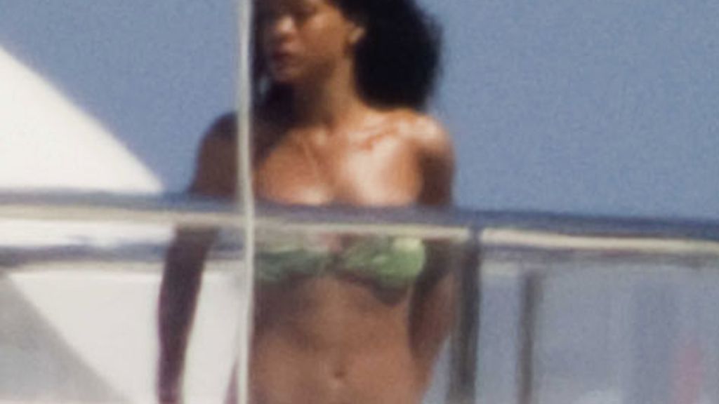 Rihanna disfruta en solitario de las vacaciones en la cubierta de su yate