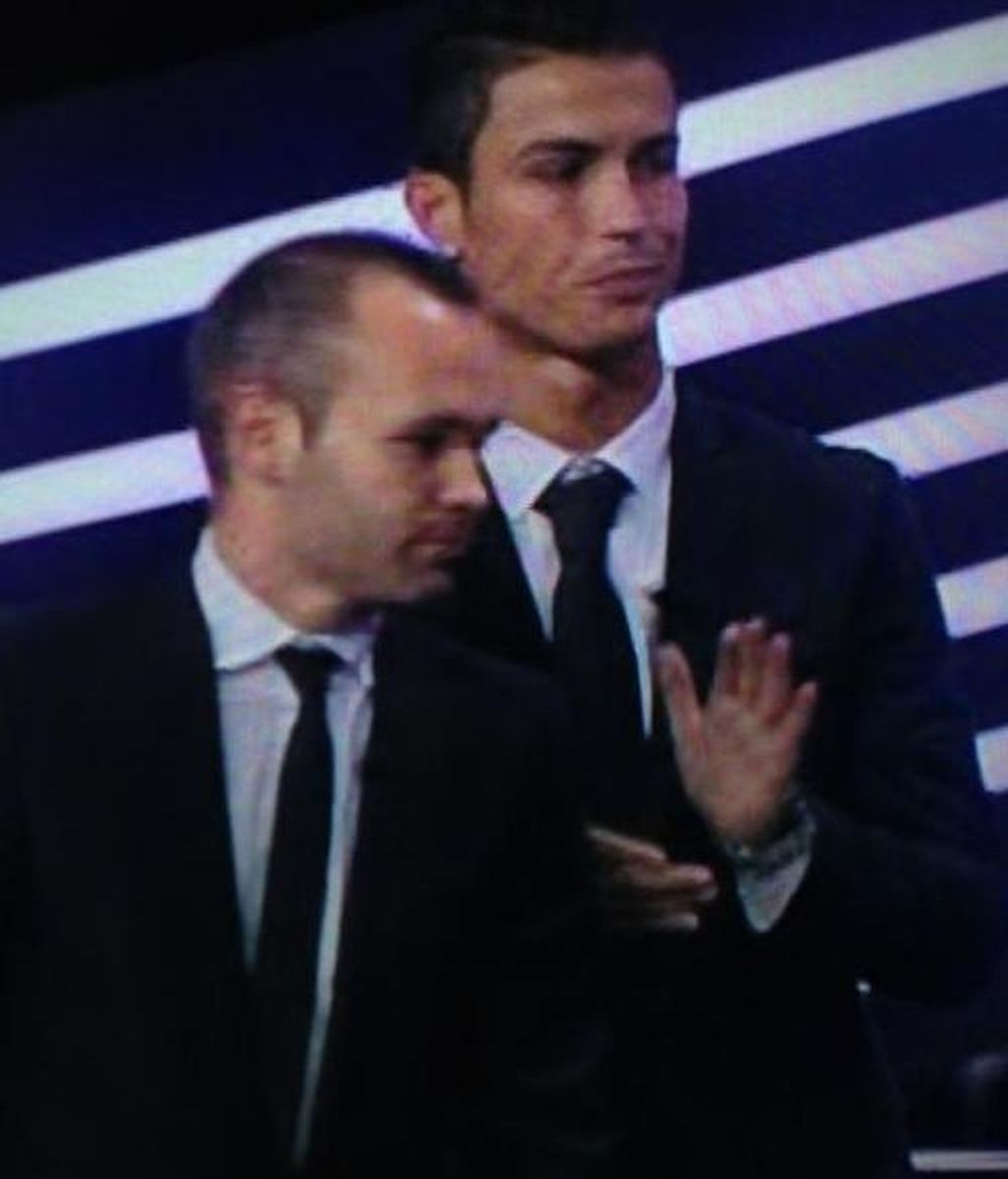 Cristiano reaparece con una súper escotada Irina y da un recital de caritas largas