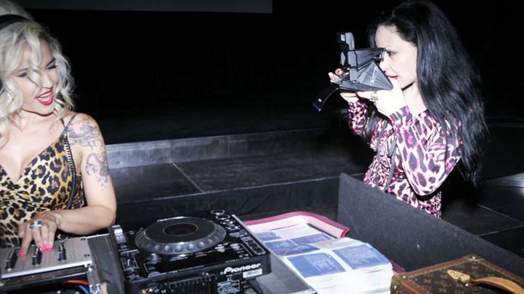 Alaska inmortalizó a sus amigos con una cámara polaroid