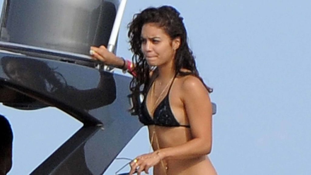 Fiesta en la playa y yoga en el yate: El finde 'chillout' de Vanessa Hudgens en Ischia