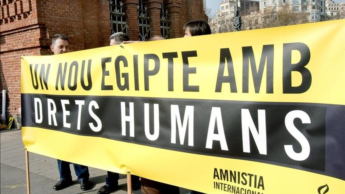 Miembros de Amnistia Internacional, durante la manifestación convocada hoy junto al Arco del Triunfo en Barcelona, bajo el lema "Por un nuevo Egipto con derechos humanos". EFE