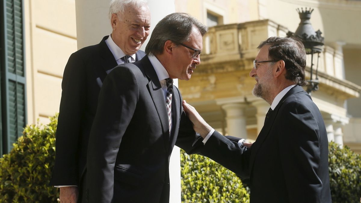 Mas y Rajoy se saludan en la cumbre de Barcelona