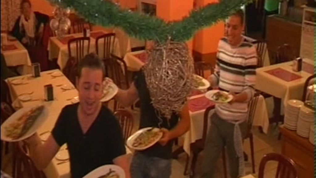 Para algunos camareros servir es divertido en Nochebuena