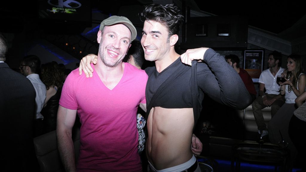 Israel Rodríguez presumiendo de abdominales junto a su representante José Miguel Gómez