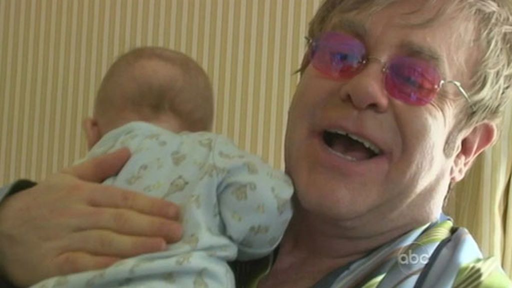 Primera aparición en televisión del bebé de Elton John