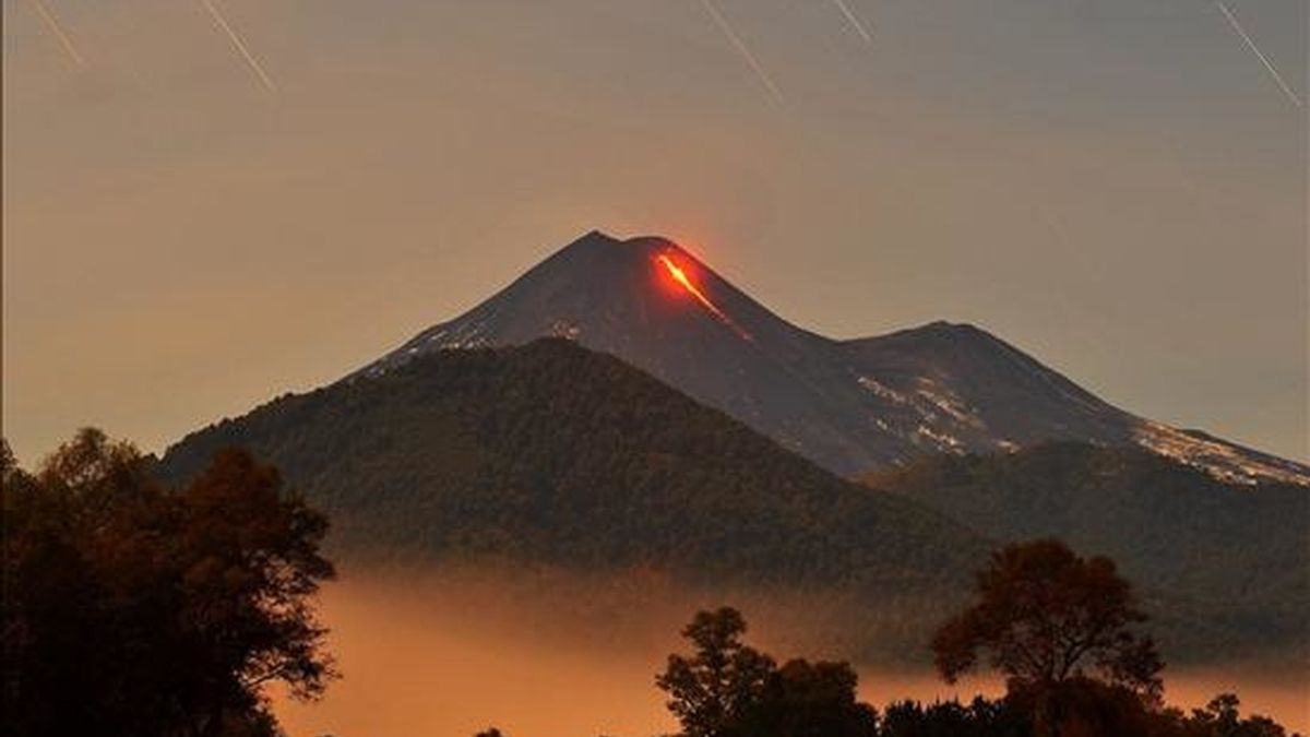 Imagen de este 7 de abril en la que se observa el volcán chileno Llaima, considerado como uno de los volcanes más activos de Sudamérica, que se reactivó el pasado día 3 de abril. EFE